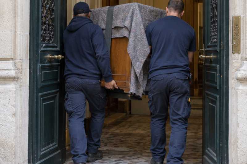 Buffet incliné pour passer une double porte d'entrée, trop large pour le sas d'entrée