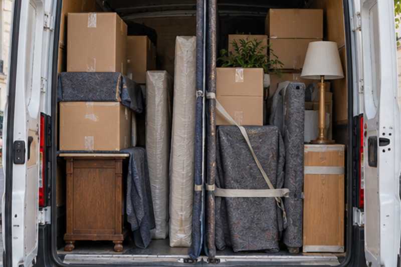 Cartons de deux logements chargés dans le même camion, deux logements, une seule arrivée