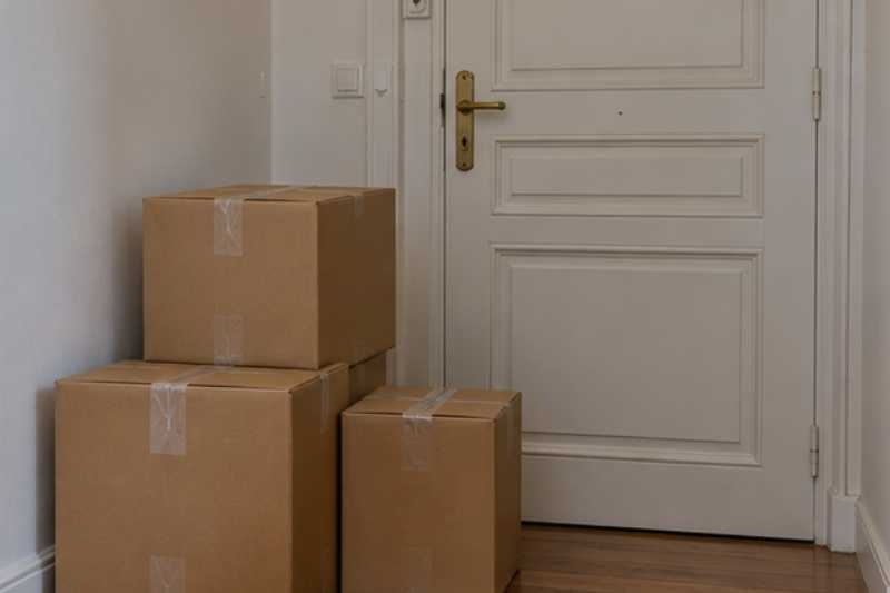 Derniers cartons près de la porte d'une pièce vide, libérer les pièces avant l'état des lieux