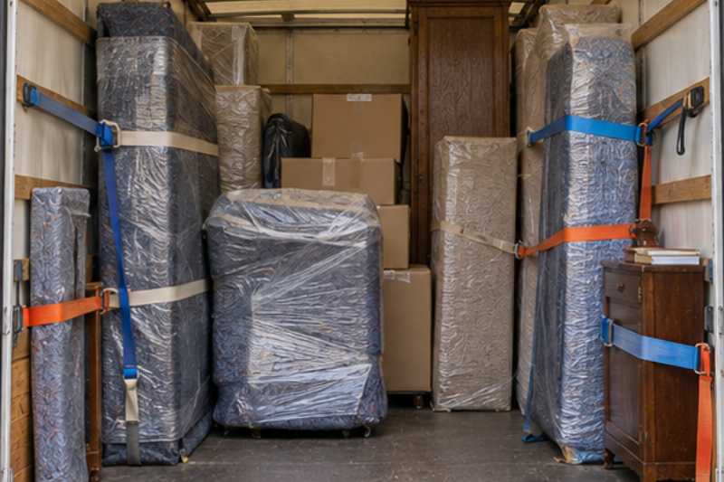 Lots de plusieurs clients sanglés et emballés dans un grand camion, cinq étages à pied, paliers étroits