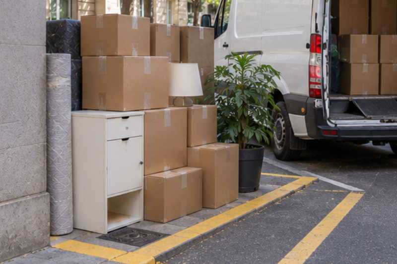 Cartons posés sur le trottoir près d'une aire de livraison, arrêt de quelques minutes, tout était prêt